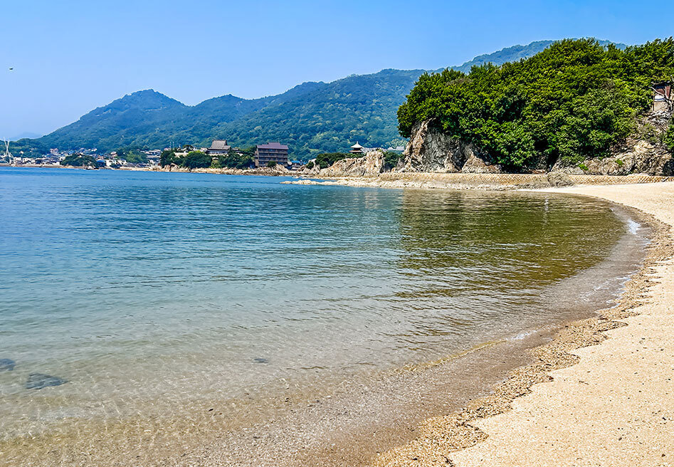 穏やかな瀬戸内海と砂浜が美しい仙酔島の海岸.jpg