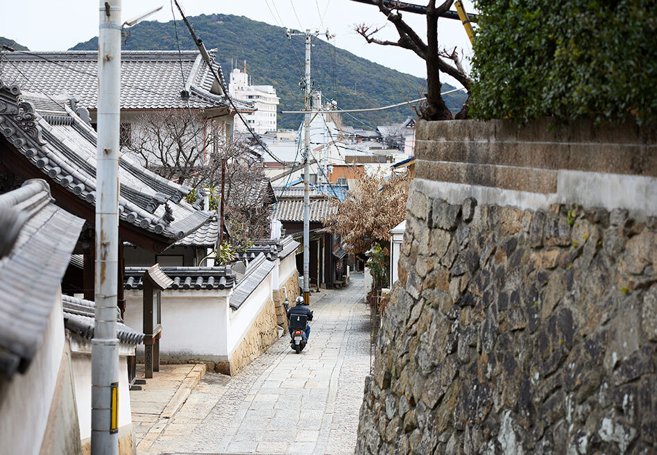 鞆の浦にある昔ながらの町家や細い路地.jpg