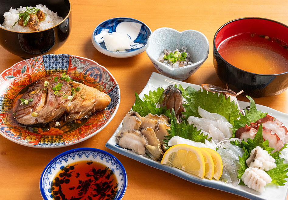 クルージングのあとは港に戻って地魚を使ったフルコース.jpg