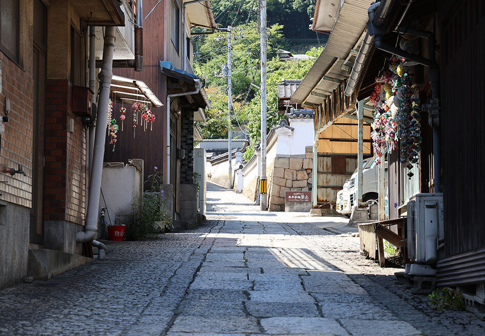 鞆の浦の町並みと石畳の坂道.jpg