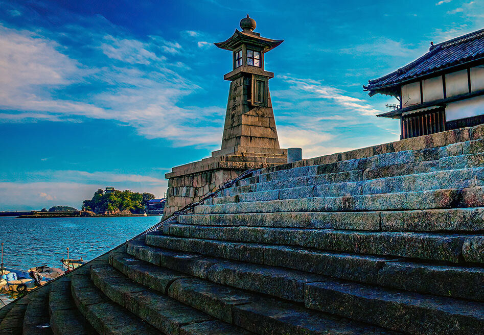 鞆の浦の常夜燈と雁木｜潮待ちの港に残る江戸時代の歴史
