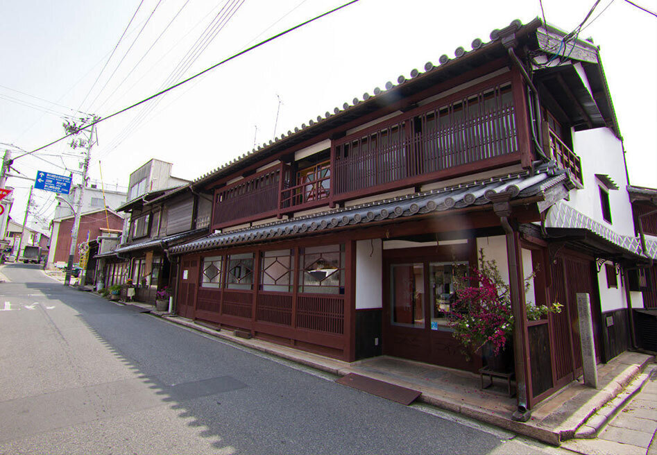 御舟宿いろは（旧魚屋萬蔵宅）の外観.jpg