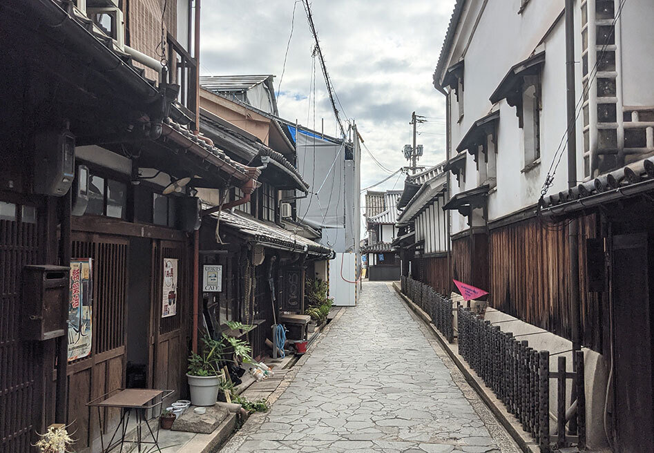 鞆の浦の細い路地と古い町並み.jpg
