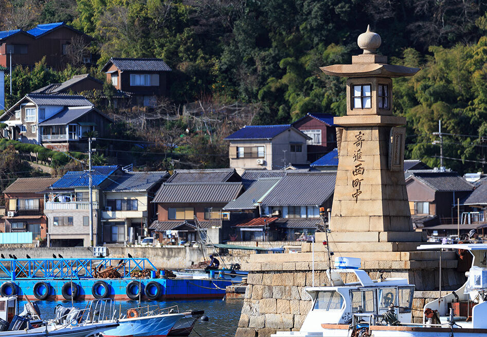 海側（渡船の上）から見た常夜燈.jpg