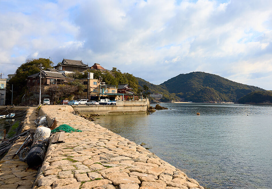 海に面した鞆の浦の高台・崖の風景.jpg