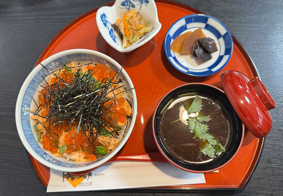 Salmon & Ikura Don at Kisetsu Ryori Kinugasa for 2,500 yen (tax included).jpg