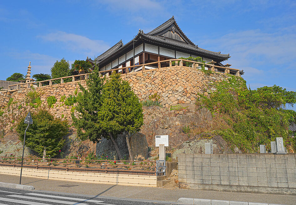 Taichoro Built Atop Stone Walls Facing the Sea.jpg